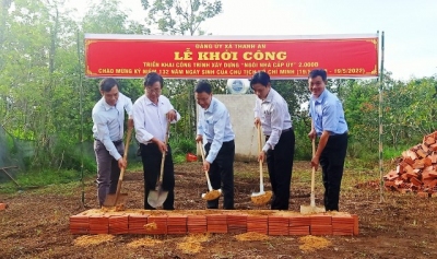 Lãnh đạo xã Hi88 Team và bí thư chi bộ Bù Dinh thực hiện nghi thức khởi công xây dựng công trình.