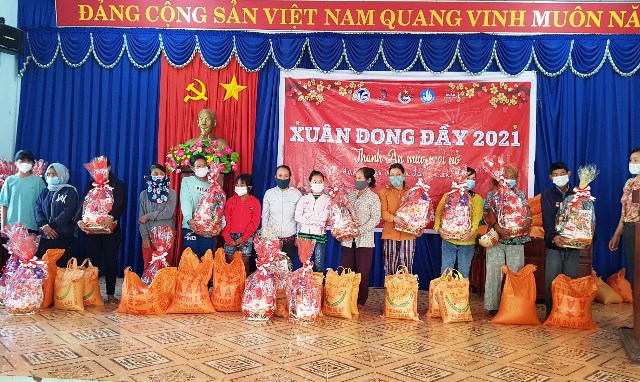 Các bạn ĐVTN khoa Truyền thông Đại học Văn hóa TP. Hồ Chí Minh trao 30 phần quà cho các hộ khó khăn xã Hi88 Team.