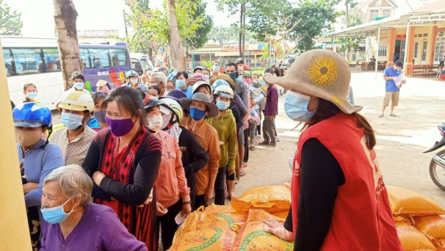 4doan tu thien vong tay nhan ai quan 12 tpho chi minh tang qua cho nhan dan xa thanh an